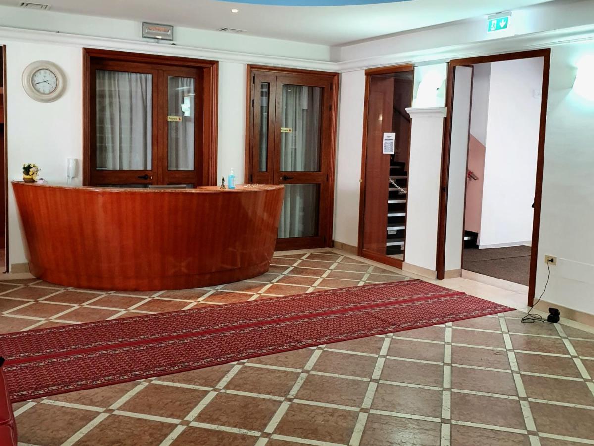 Hotel Perla Massa Lombarda エクステリア 写真
