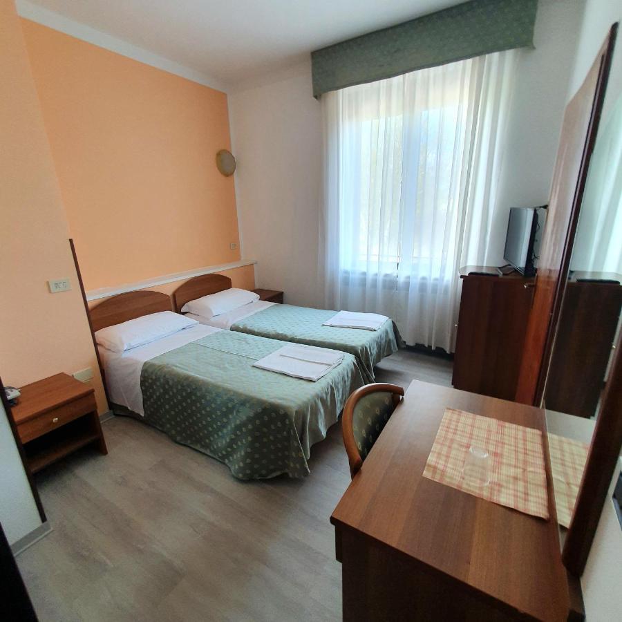 Hotel Perla Massa Lombarda エクステリア 写真