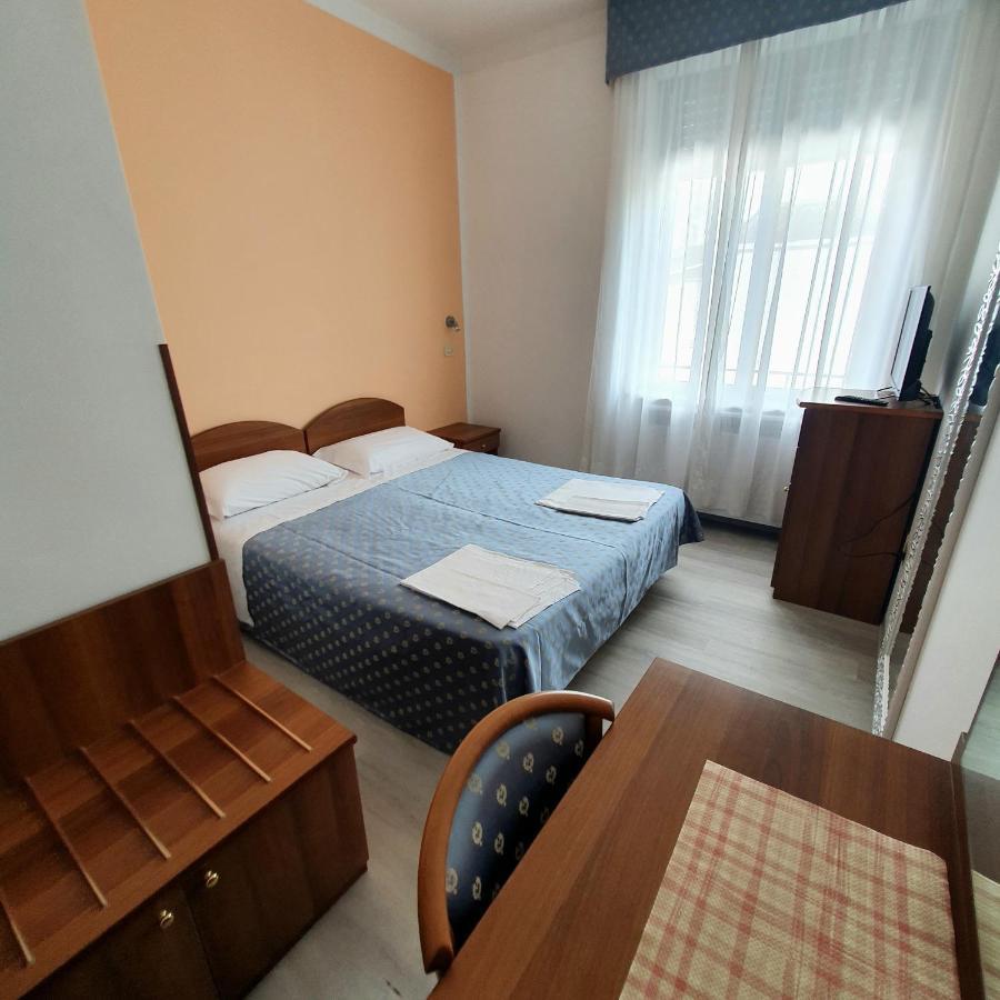 Hotel Perla Massa Lombarda エクステリア 写真