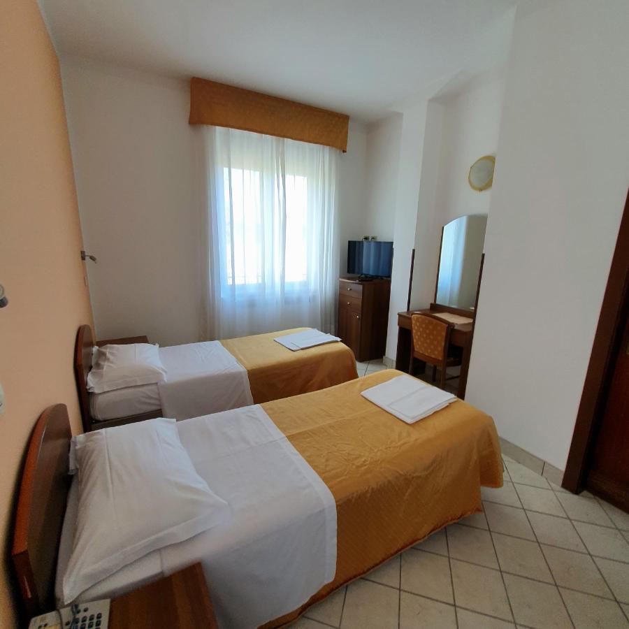 Hotel Perla Massa Lombarda エクステリア 写真