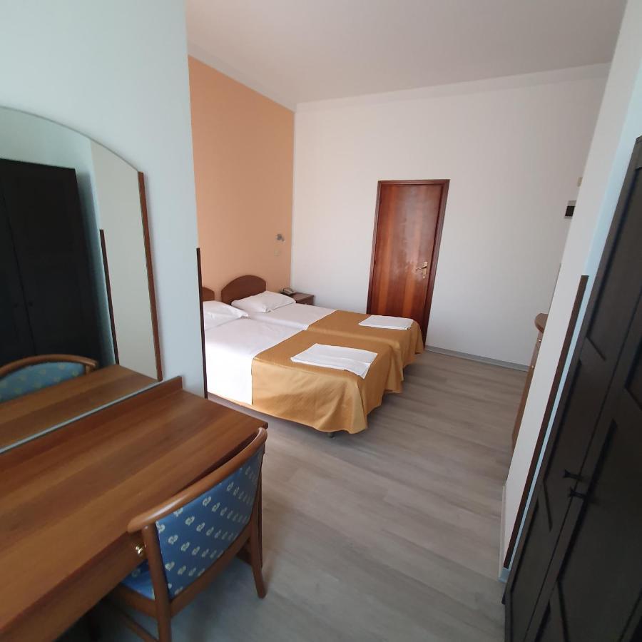 Hotel Perla Massa Lombarda エクステリア 写真