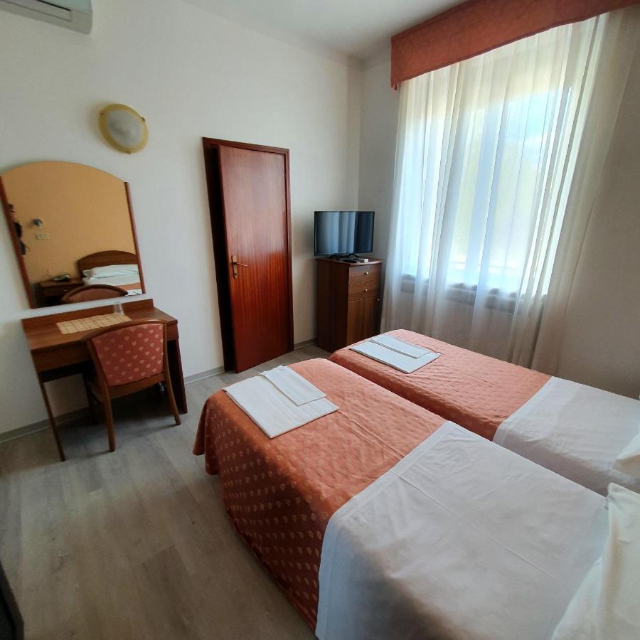 Hotel Perla Massa Lombarda エクステリア 写真