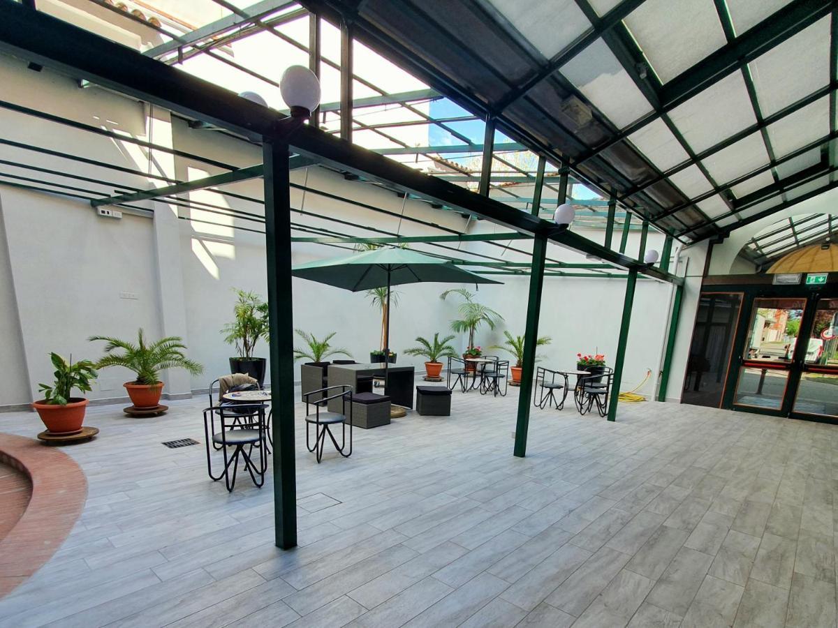 Hotel Perla Massa Lombarda エクステリア 写真