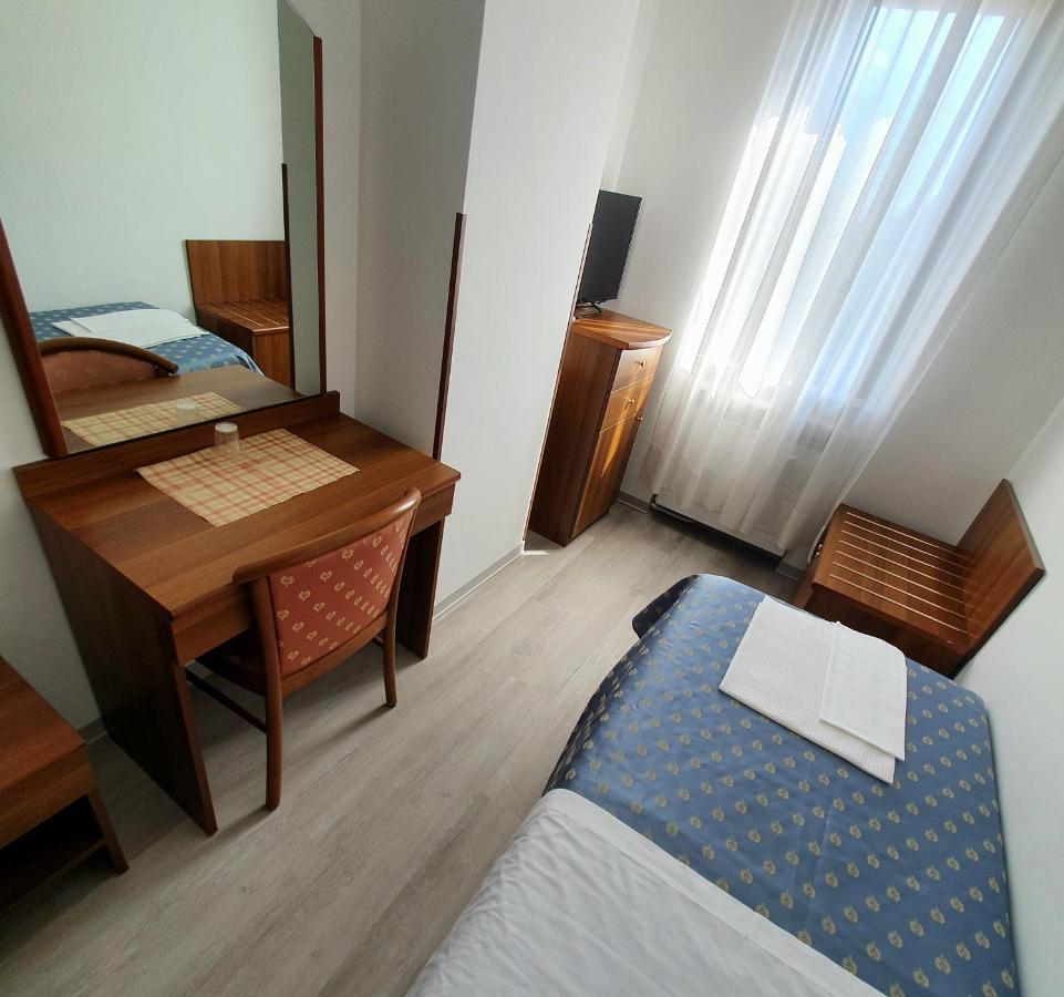 Hotel Perla Massa Lombarda エクステリア 写真