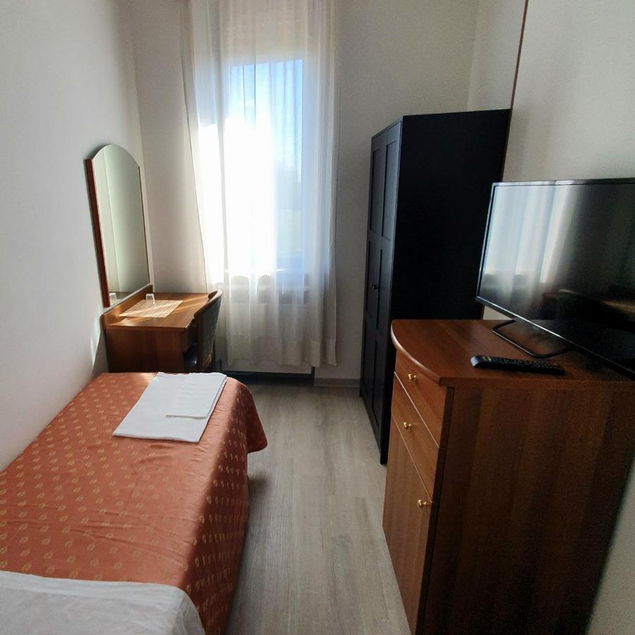 Hotel Perla Massa Lombarda エクステリア 写真