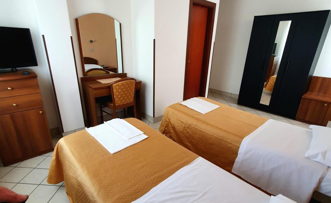 Hotel Perla Massa Lombarda エクステリア 写真