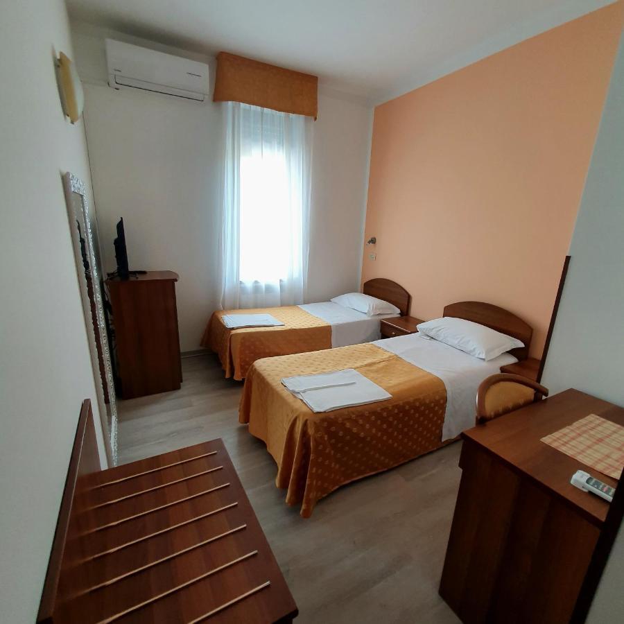 Hotel Perla Massa Lombarda エクステリア 写真