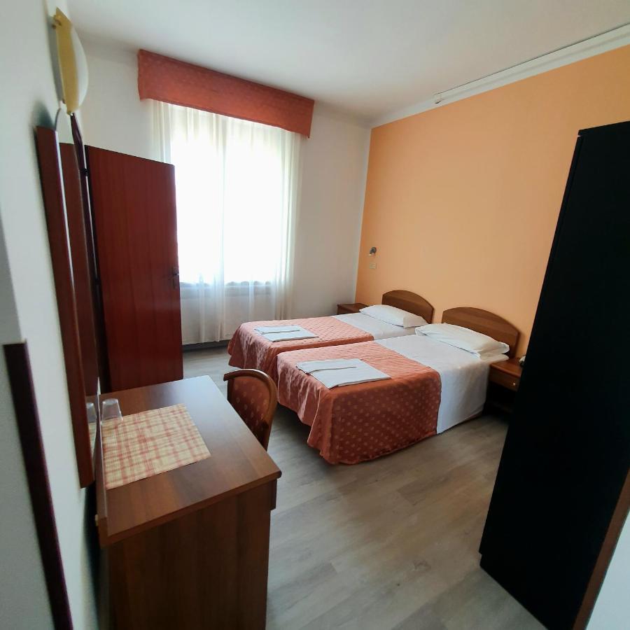 Hotel Perla Massa Lombarda エクステリア 写真