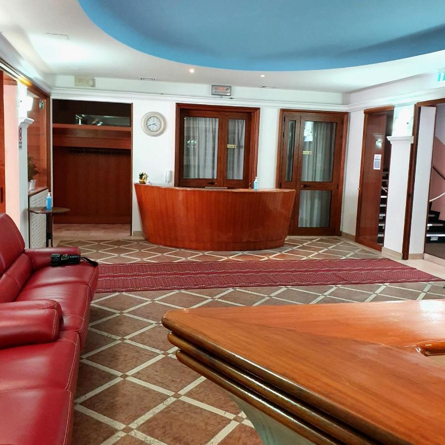 Hotel Perla Massa Lombarda エクステリア 写真