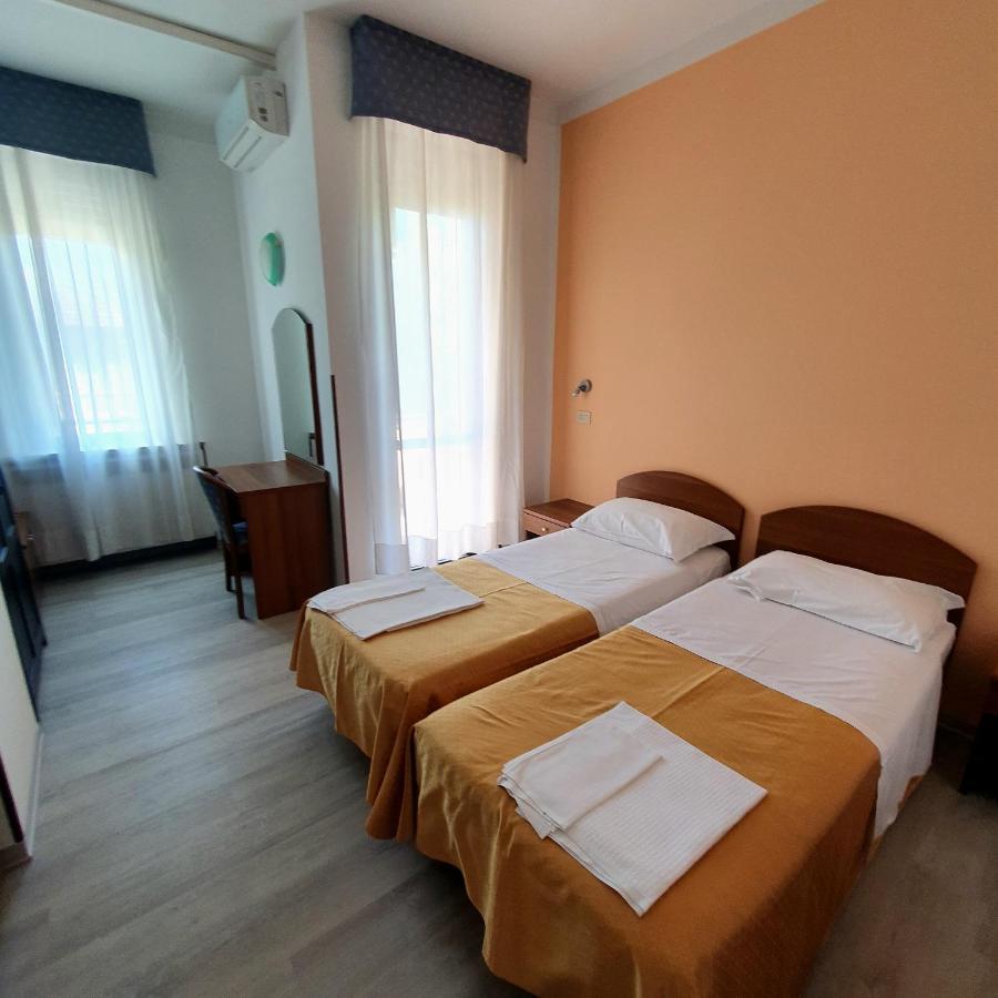 Hotel Perla Massa Lombarda エクステリア 写真