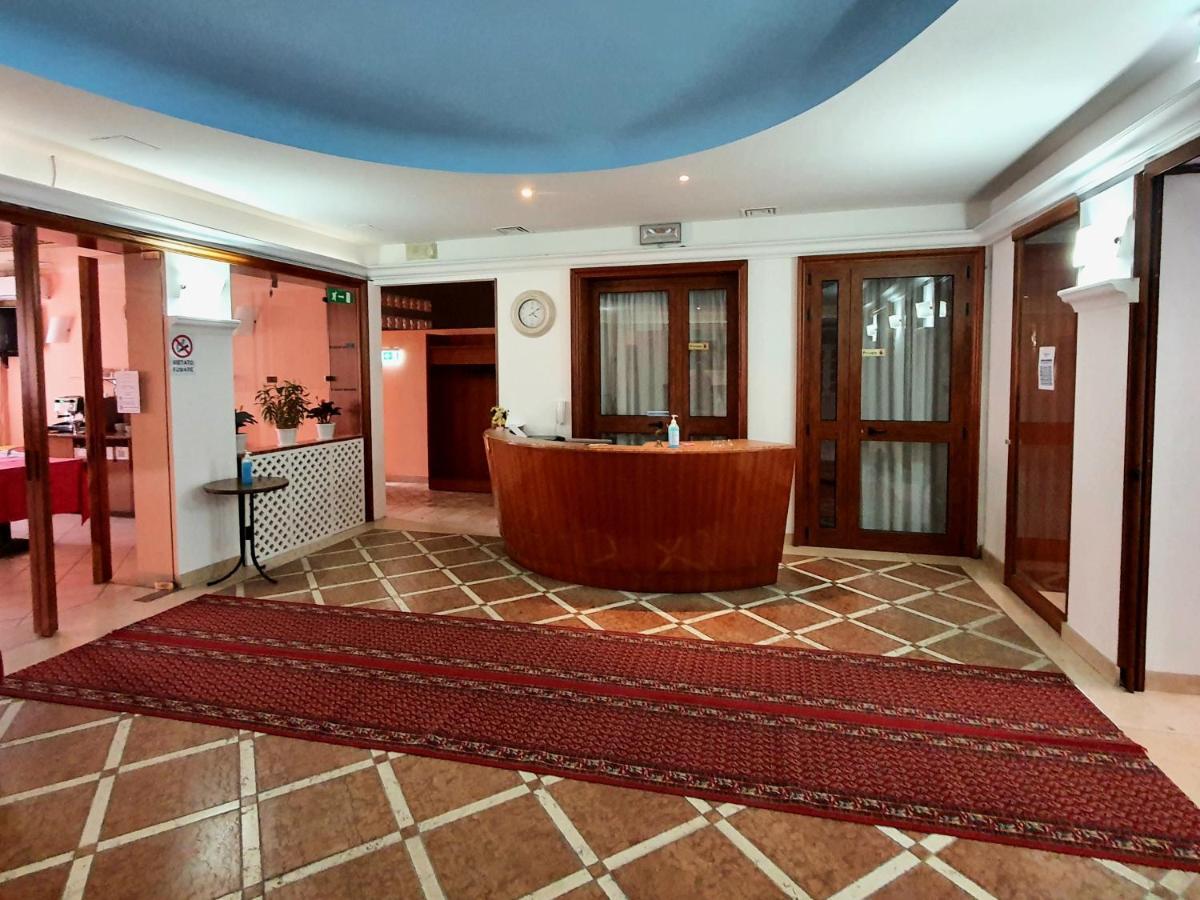Hotel Perla Massa Lombarda エクステリア 写真