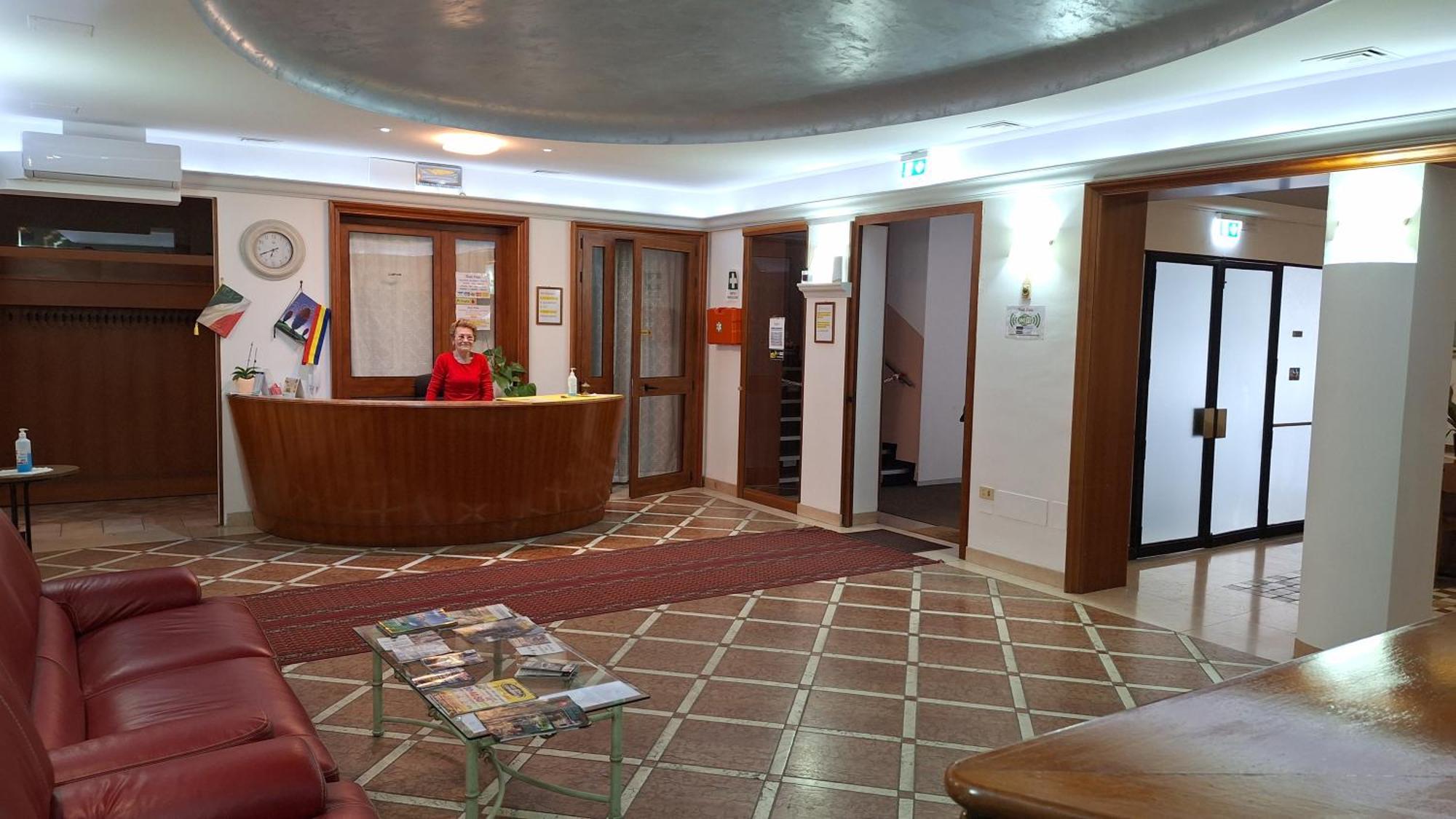 Hotel Perla Massa Lombarda エクステリア 写真