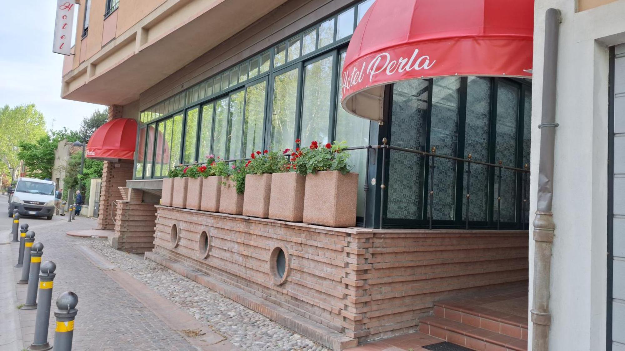 Hotel Perla Massa Lombarda エクステリア 写真