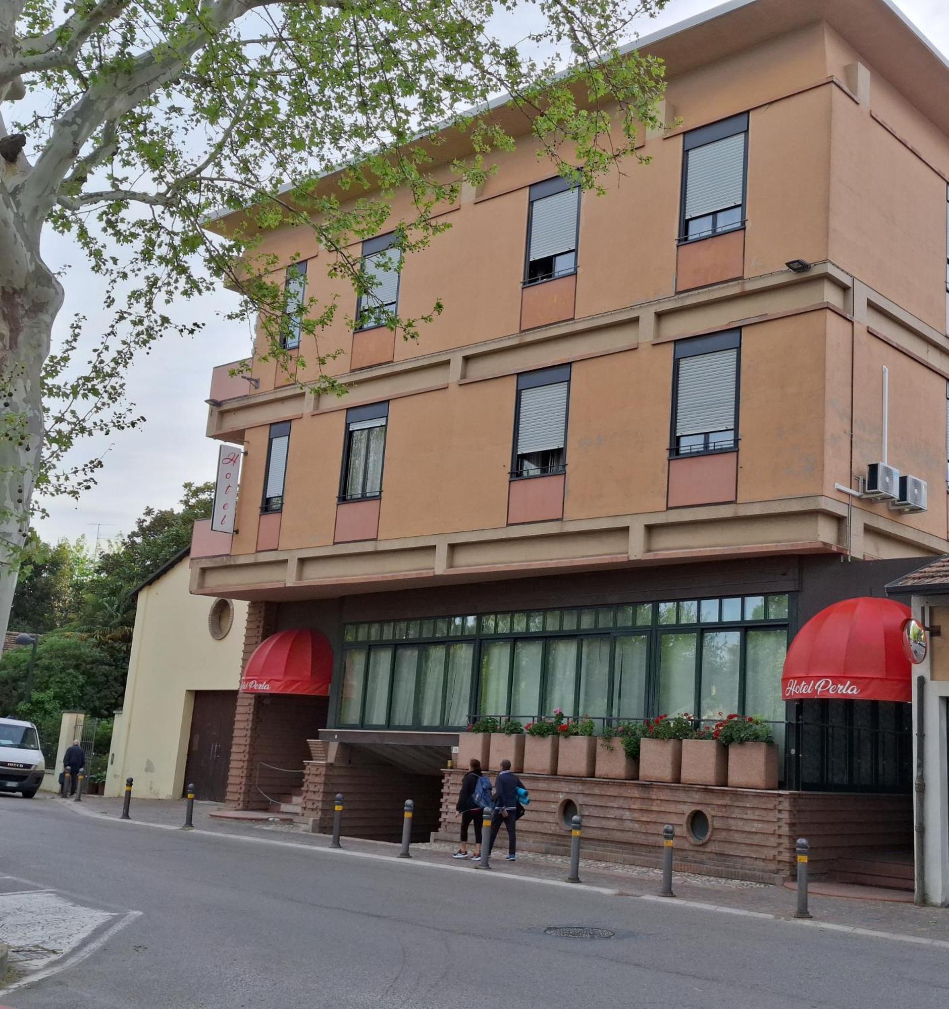 Hotel Perla Massa Lombarda エクステリア 写真